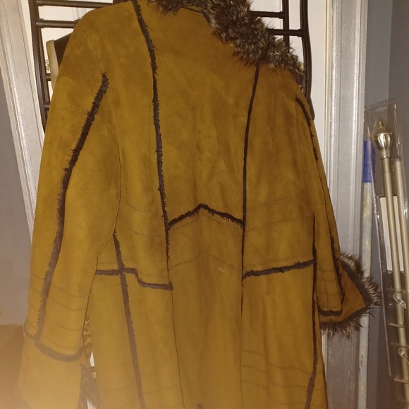 BLACK FRIDAY SALE NOV28/DEC5Beautiful Sherling coat with fur - Picture 6 of 8